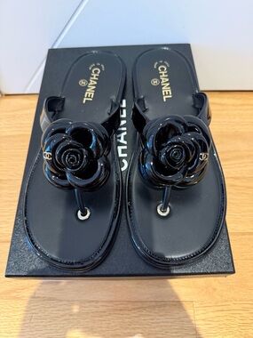 CHANEL Black Camellia patent leather Thong Sandals BNIB
